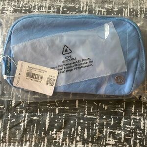 Lululemon everywhere belt bag never used !